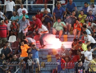 ΠΑΟΚ - Πανιώνιος: Φωτοβολίδα προσγειώνεται σε κερκίδα με γέρους και παιδιά (φωτό)